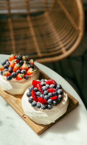 MINI PAVLOVA Z OWOCAMI (6 sztuk)
