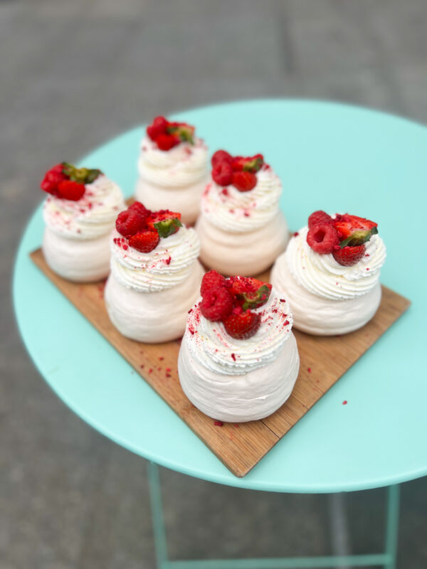 MINI BEZA PAVLOVA Z OWOCAMI 6 sztuk