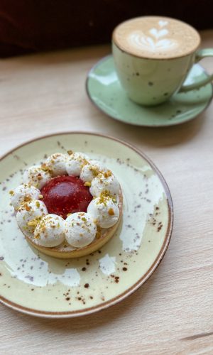 TARTALETKI Z CHRUPKĄ PISTACJOWĄ, KREMEM Z BIAŁEJ CZEKOLADY I ŻELKĄ MALINOWĄ 6 SZTUK