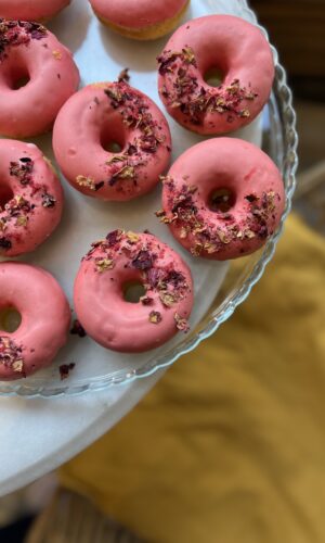 PIECZONE DONUTY CYTRYNOWE Z MALINĄ 8 SZTUK
