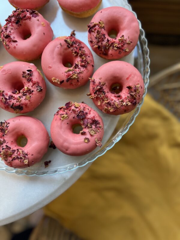 PIECZONE DONUTY CYTRYNOWE Z MALINĄ 8 SZTUK