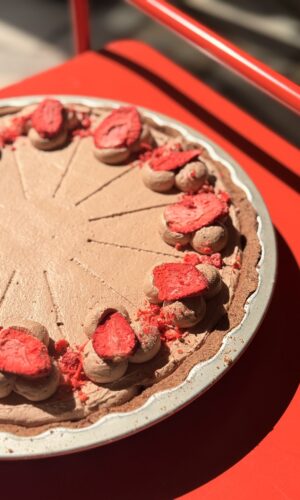 WEGAŃSKA TARTA CZEKOLADA-TRUSKAWKA